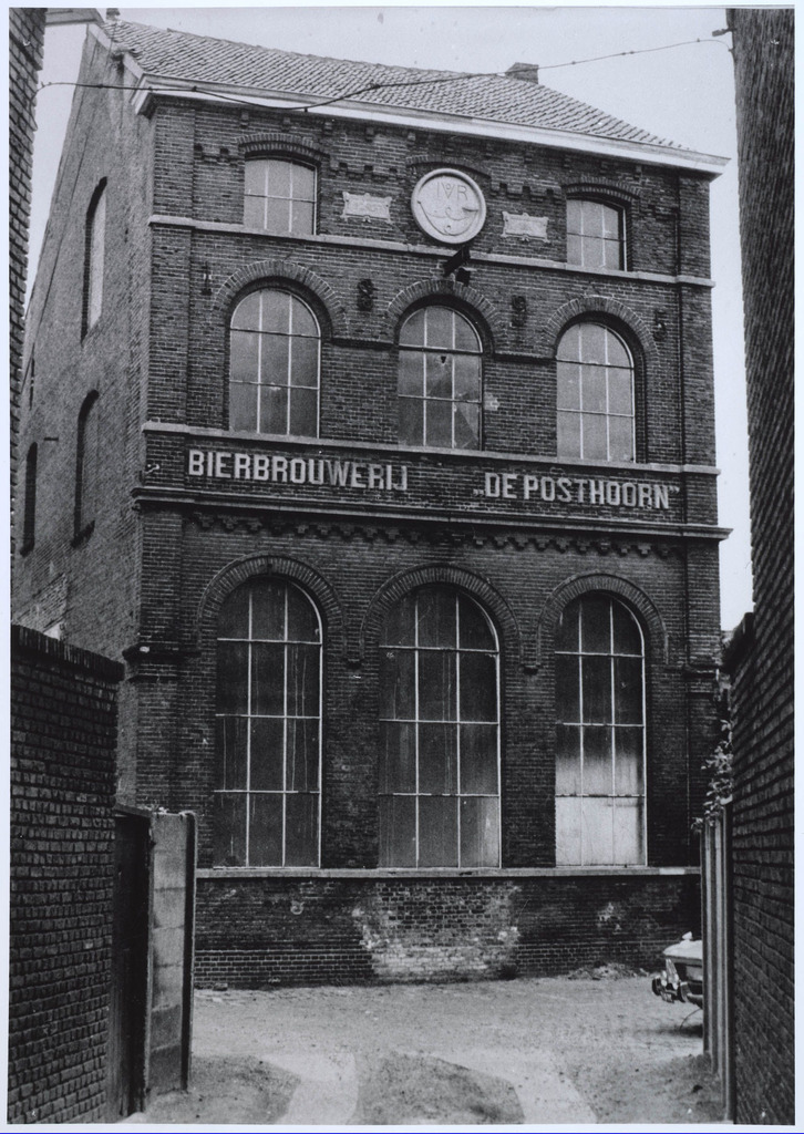 Voorgevel bierbrouwerij De Posthoorn aan het Korvelplein, eigendom van de familie Van Roessel - Swagemakers.