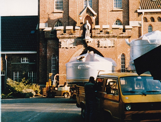 Een van de nieuwe brouwketels staat voor de mouttoren van het Trappistenklooster O.L.V. van Koningshoeven (november 1989) | Foto collectie Brabantsbier.eu