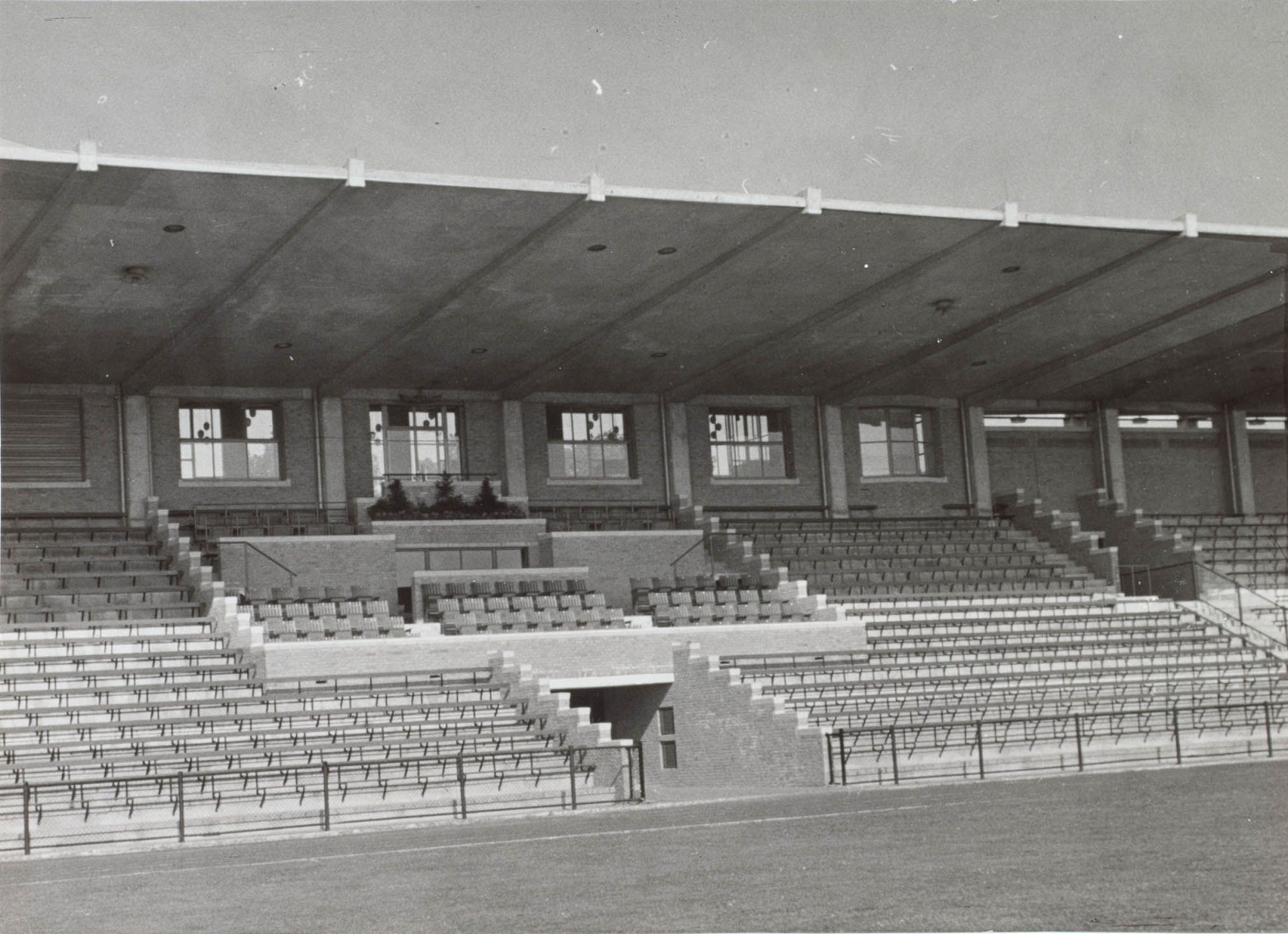 Hoofdtribune met spelerstunnel van het gemeentelijk sportpark aan de Goirleseweg in Tilburg (Collectie Regionaal Archief Tilburg)